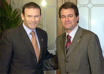 El  lehendakari  y el candidato de CiU a la presidencia de la Generalitat catalana posan juntos antes de iniciar una reunión en Ajuria Enea.