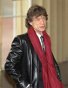 El legendario  rockero , a su llegada al palacio de Buckingham.