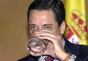Zaplana acusa a la izquierda catalana de firmar un pacto de Gobierno "inconstitucional"