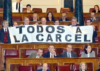 Los diputados de IU exhiben una pancarta con el lema 