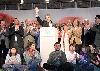 Llamares es aplaudido por sus compañeros de partido tras ser reelegido coordinador general de IU.