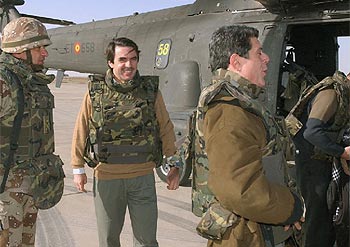 Aznar y Trillo se disponen ayer a subir al helicóptero que les condiciría a Base España, en Diwaniya (Irak).