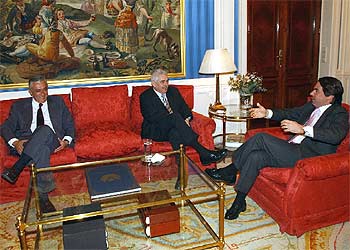 Aznar y Maragall, durante su reunión de hoy en La Moncloa, en la que también ha participado Javier Arenas.