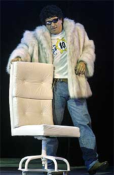 Emilio Bardi protagoniza la turbulenta vida del astro del fútbol argentino en  El Diez, entre el Cielo y el Infierno .