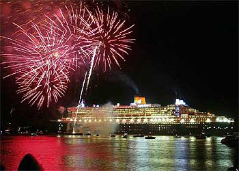 Fuegos artificiales despiden al 'Queen Mary 2' en el puerto británico de Southampton.