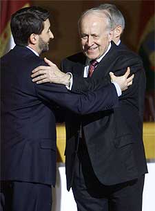 Arzalluz abraza a su sucesor, Josu Jon Imaz, en la clausura de la asamblea del PNV.