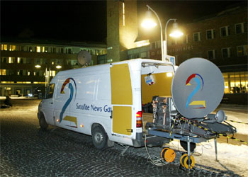 Un equipo de la televisión noruega monta guardia por fuera del hospital.