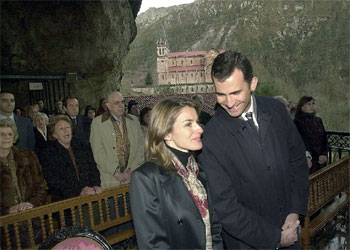 Felipe de Borbón y su prometida, Letizia Ortiz, durante su visita privada al santuario asturiano de Covadonga.