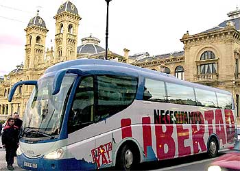 El autobús parte de San Sebastián bajo el lema 