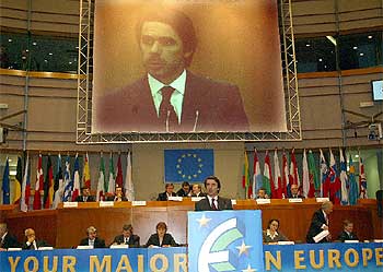 Aznar, en una pantalla gigante durante su intervención en el XVI Congreso del PP.
