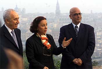 Palacio, Simon Peres y Saeb Erekat, esta mañana en el Parador de Turismo de Toledo.