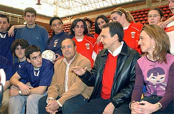 Zapatero y la portavoz Carme Chacón, durante el encuentro en Alcobendas (Madrid) con deportistas de base.
