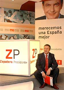 Blanco posa junto a los carteles del PSOE para las elecciones con el logotipo  ZP, Zapatero presidente .