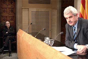 El presidente de la Generalitat de Cataluña, Pasqual Maragall, en su comparecencia de esta noche para anunciar el nombramiento de Josep Bargalló (izqda.) como nuevo  conseller en cap .
