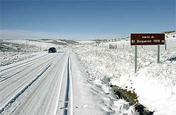 Vista del Puerto del Boquerón en Ávila, donde la nieve y el hielo dificultaron la circulación.