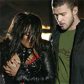 Janet Jackson se tapa un pecho después de que Justin Timberlake se lo descubriera.