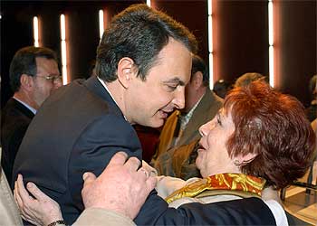 Zapatero saluda a una mujer durarante el acto de precampaña en Torrejon de Ardoz, Madrid.
