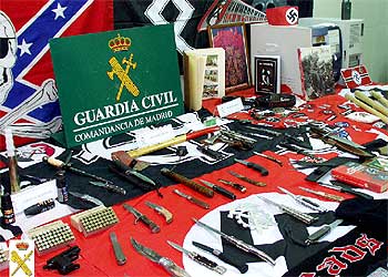 Imagen del material incautado por la Guardia Civil a los miembros de Hammerskin-España.