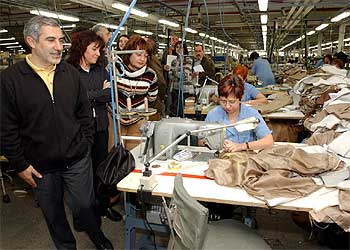 El líder de IU, durante su visita a una fábrica textil en Madrid.
