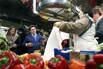 Federico Trillo, durante su visita a un mercado de Alicante.