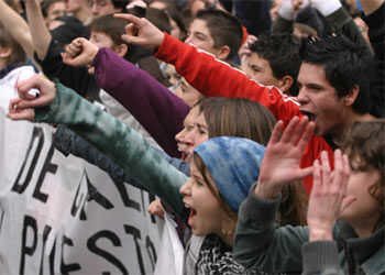 Estudiantes madrileños corean consignas en la marcha de hoy por el centro de Madrid.