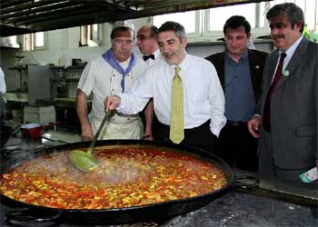 Llamazares, acompañado del candidato de José Luis Centella y Antonio Romero, en un restaurante malagueño.