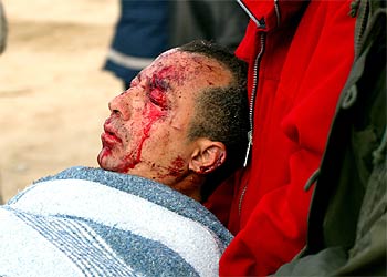 Un herido es evacuado de la estación de Atocha.