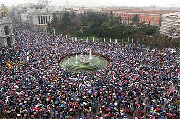 La plaza de Cibeles, convertida en un mar de paraguas, durante la manifestación contra los atentados de Madrid.