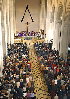 Imagen de la nave central del templo, presidida por un crespón negro, durante el oficio religioso.