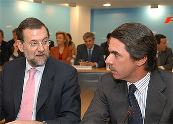 El presidente del PP, José María Aznar, y el secretario general del partido, Mariano Rajoy, durante la Junta Directiva Nacional del PP.