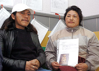 Dos personas esperan su turno en la oficina que canalizará toda la asistencia que se preste desde cualquier administración.