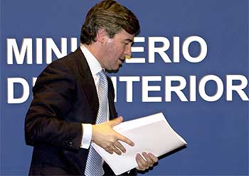 El ministro del Interior en funciones, Ángel Acebes, tras ofrecer el balance de la marcha de las investigaciones.