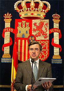 El ministro del Interior en funciones, Ángel Acebes, durante la rueda de prensa.