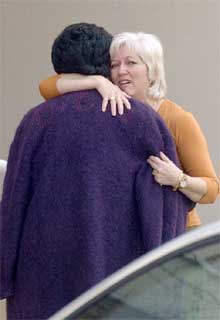 Dos vecinos se abrazan tras ser desalojados de sus hogares en Leganés.