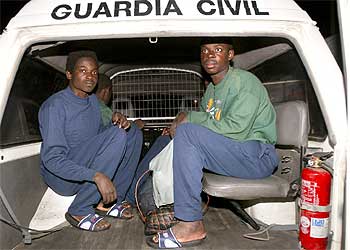 Varios inmigrantes son trasladados a comisaría en una patrullera de la Guardia Civil.