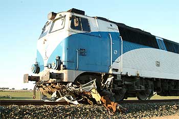 Estado del vehículo arrollado por la locomotora en el paso a nivel de Martín de Yeltes (Salamanca).
