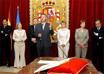 Jesús Caldera, junto a los miembros del nuevo equipo al frente de Trabajo y Asuntos Sociales.