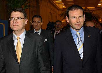 Ibarretxe, junto al ministro de Administraciones Públicas, a su llegada al Foro Nueva Economía.