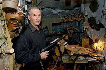 El ex jefe militar de ETA Xabier Zumalde sostiene una metralleta en una escena de la exposición.