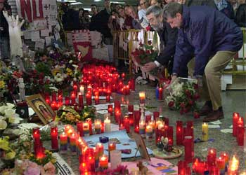 Fidalgo y Méndez han comenzado el Día del Trabajo con una ofrenda a las víctimas del 11-M en la estación de Atocha.
