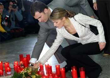 El príncipe Felipe y Letizia Ortiz depositan un ramo de flores durante el homenaje a las víctimas del 11-M celebrado hoy en la estación de Atocha.