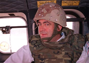 Bono, durante su reciente viaje relámpago a Diwaniya para visitar a las tropas españolas.