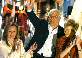 José Borrell junto a Trinidad Jiménez y María Teresa Fernández de la Vega, durante el acto que han celebrado hoy en Madrid para presentar el 