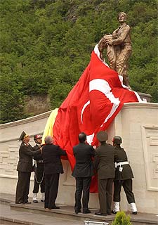 José Bono y su homólogo turco descubren uno de los monumentos a los fallecidos en la ciudad de Macka.