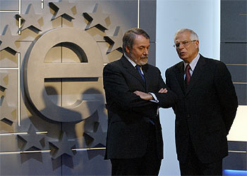 Mayor Oreja (izqda.) y Borrell antes del debate.