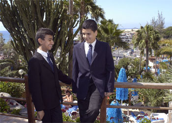 Alí, a la derecha, acompañado por Ahmed Ansa, víctima también de la guerra, en San Bartolomé de Tirajana, adonde han llegado invitados por el Gobierno autonómico.