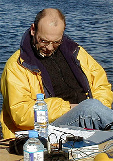 Hermindo Castro Veiga puso su barco a disposición de la lucha contra el chapapote, tras el hundimiento del  Prestige . De esa época es esta imagen. Después, se dedicó, como en los últimos 14 años, a la pesca. De una campaña en el País Vasco volvía a Galicia cuando el  O Bahia , su buque, naufragó en la Costa da Morte.