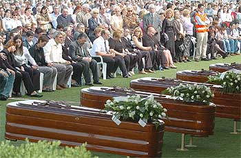 Familiares de los fallecidos lloran durante el funeral por los cinco marineros fallecidos en el naufragio.