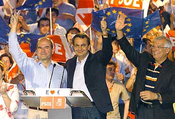 Rodríguez Zapatero, durante su intervención en el mitin celebrado en el polideportivo San Pablo de Sevilla.