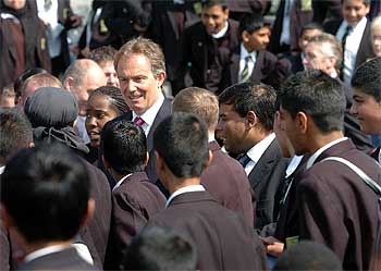 Tony Blair, rodeado de alumnos en la escuela de secundaria Perry Beeches de Birmingham.